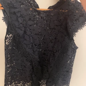 Zara spets tröja - Populär o fin spets tröja från zara. Frågor om ngt, pris, bilder oså skriv bara!! 