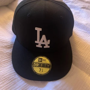 LA keps  - Helt ny och aldrig använd. Storlek 7 3/8. (58,7 cm)