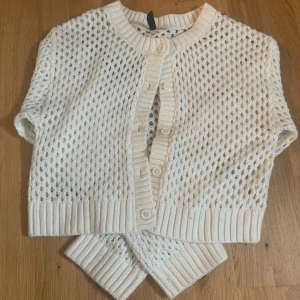 Vit kofta från hm devided - En vit kofta med små hål i,storlek xxs från h&m. Hör av dig om frågor,bilder eller priset🩷🩷