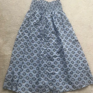 Blåmönstrad långklänning Gina Tricot - Långkjol från Gina! Har toppen till och man kan få båda tillsammans för 230! Annars får man köpa separat! 💓