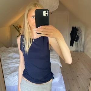 Mörkblå topp - Snygg mörkblå ärmlös linnetopp, aldrig använd därav väldigt bra skick🩷🩷