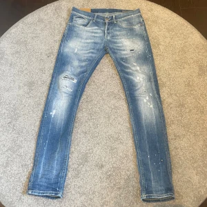 Dondup George Jeans - Tja! Säljer dessa sjukt feta Dondup George Jeansen!  Storlek 31 Skick 9/10 ( Som nya )  Nypris: ca 3299  Säljer: för 1199   Dom är Destroyed från fabrik!