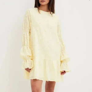 Nakd gul klänning - Slutsåld gul klänning från nakd, använd 2 gånger!