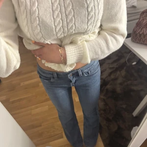 Blå bootcut jeans med låg midja - Säljer ett par klassiska blå jeans med bootcut-modell och låg midja. 