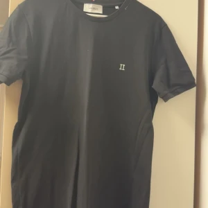 Svart t-shirt från Les Deux - Snygg svart t-shirt från franska märket Les Deux. Helt ny och oanvänd. Vid frågor är det bara att ställa.