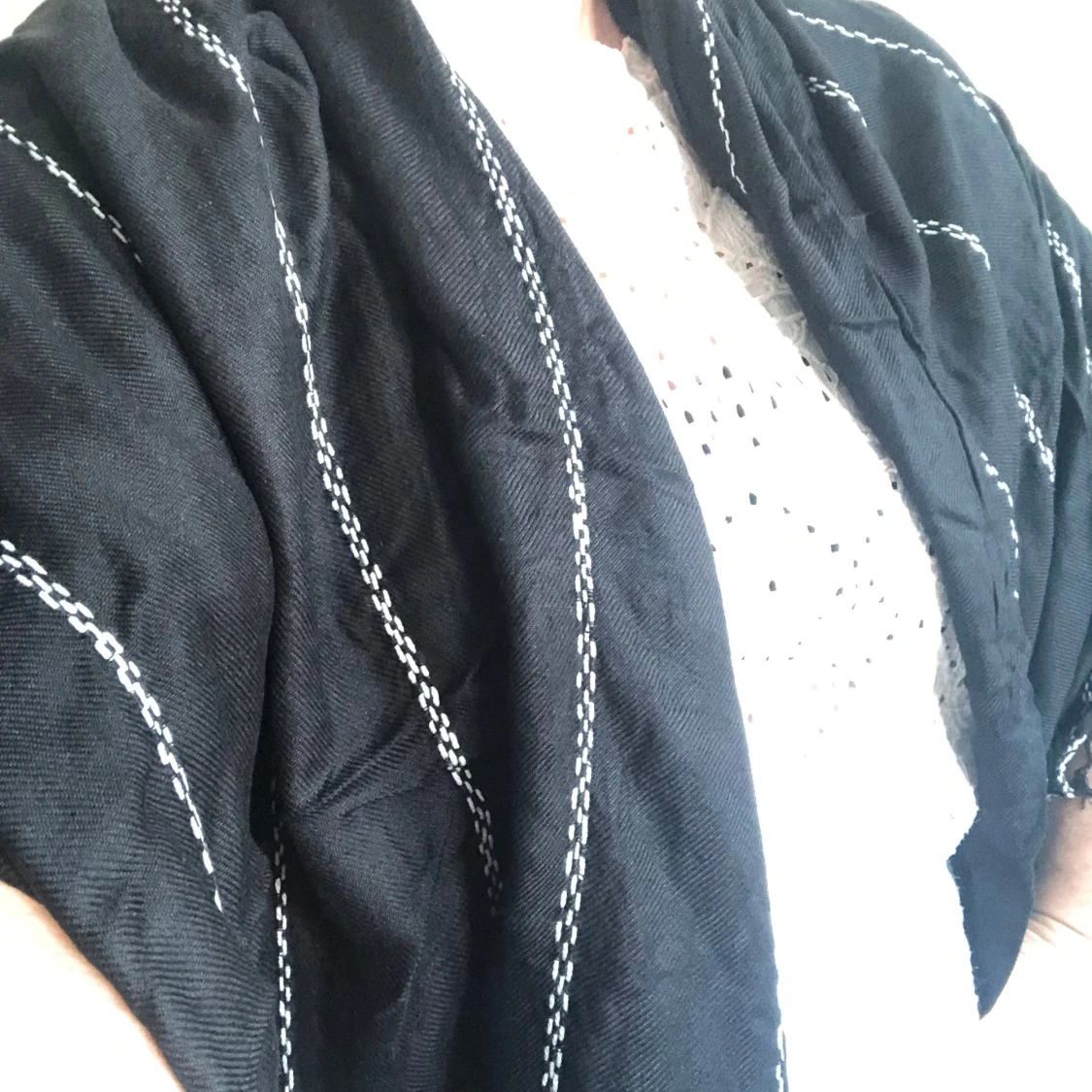 Svart pashmina halsduk med vita ränder oanvänd - 1