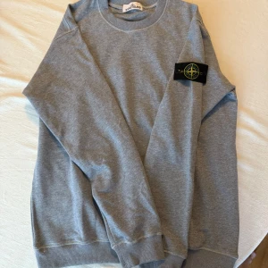 Grå sweatshirt från Stone Island 2XL - Snygg grå sweatshirt från Stone Island i storlek 2XL.