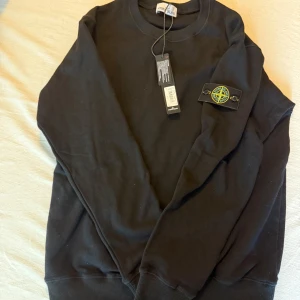 Svart sweatshirt från Stone Island XXL - Svart sweatshirt från Stone Island i storlek XXL. 