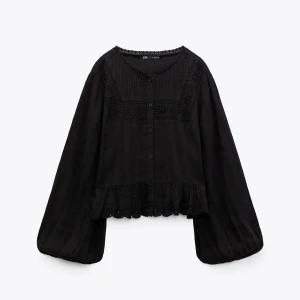 Blus  - Superfin svart blus från zara! Endast använd 2 ggr så jätte bra skick 💖