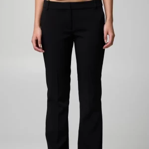 Svarta kostymbyxor med raka ben - Säljer dessa svarta skit snygga kostymbyxorna från bikbok i modellen vera💖Säljer pga att dom är för stora för mig, väldigt bra skick och använda ett fåtal gånger!🥰(Bara att skriva för egna bilder)