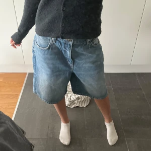 Helt nya baggy denimshorts från cottonon - Aldrig använda baggy denimshorts från Cotton On med lappen kvar! Säljer då jag glömt returnera fel storlek. 💙 Fler shorts finns på min sida! Köp bundle för rabatt! 💙🩵