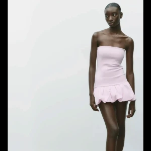 LETAR DENNA KLÄNNING  - Storlek s 