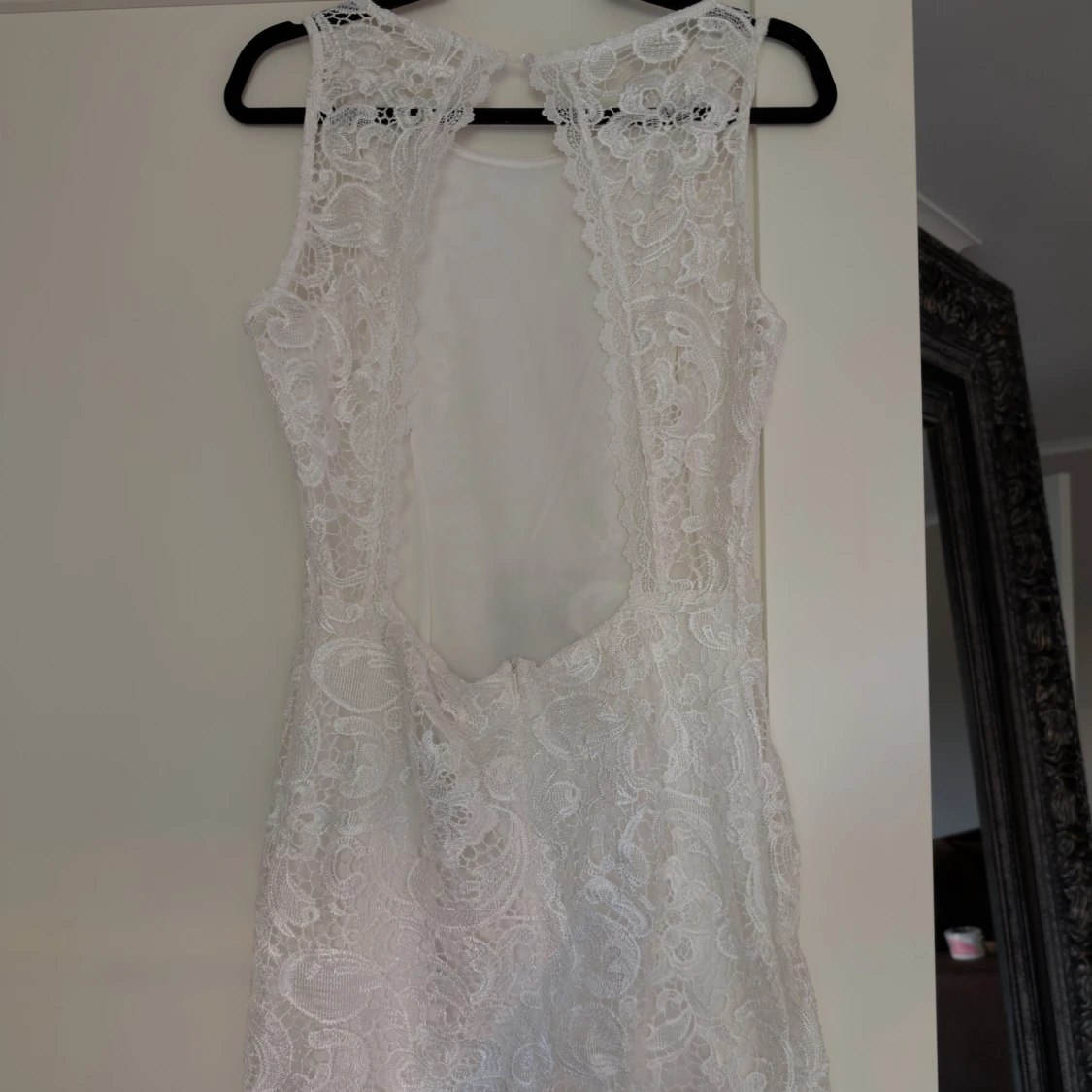 Vit spetsklänning med öppen rygg - 1