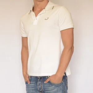 Jacob Cohën Piké - JACOB COHËN PIKÉ  Storlek : M  Passform : Normal  Mått : A = 50CM - B = 66CM  Användning : Tröjan är i mycket fint skick  Nypris : Cirka 2000 SEK  Modellen på bilden är 182CM och väger 80 KG