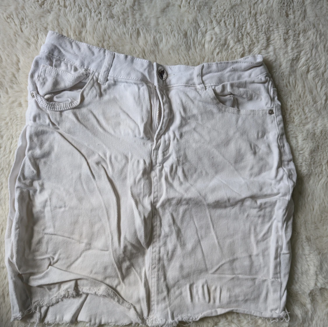 Vit jeanskjol från Amisu, strl 42