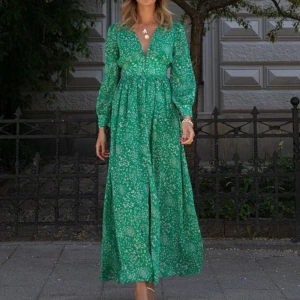 Adoore Napoli dress i grönblommigt mönster stl 34 - Säljer denna vackra Napoli maxiklänningen i grön färg med vitt blommigt mönster i stl 34. Klänningen har v-ringning, markerad midja, långa ärmar och knappar framtill. Nyskick med alla lappar kvar!   Nypris för denna modell: 1 695kr