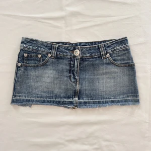 Lågmidjad kort jeanskjol  - extremt het vintage jeanskjol, äkta 2000-tal 💠saknar stenar annars fint skick 