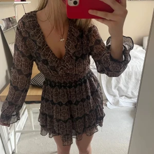 Slutsåld klänning från Zara - Lånad bild! Säljer denna klänningen då jag har en likadan i en annan färg som jag använder oftare❤️