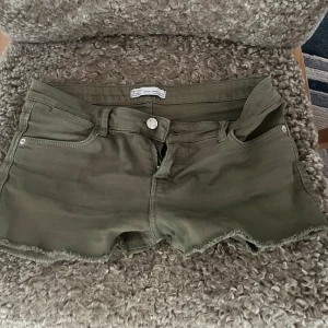 Militärgrön Lågmidjade jeanshorts - Säljer dom slutsålda militärgröna Lågmidjade jeansshortsen från Bershka storlek 38. Nypris 500 säljer för 300, perfekt inför sommaren. Endast använd 2 gånger, är som ny❤️