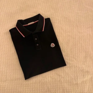 Moncler pike - Hej jag säljer min Moncler piké eftersom den inte passar längre. Använd fåtals gånger och i väldigt bra skick. Jag har kvar original förpackningen och etiketten men inte på tröjan. Om du har frågor är det bara att höra av sig👍
