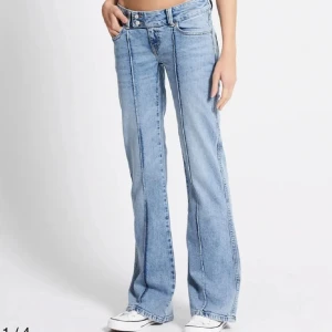 Bootcut jeans - Bootcut jeans med snygga detaljer som är i nyskick. Xs full lenght. 