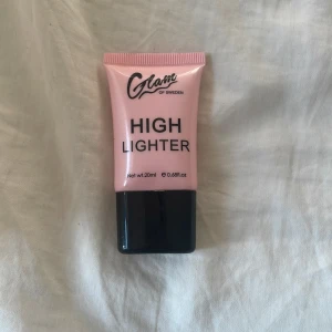 Highlighter Glam of Sweden - Flytande highlighter i en söt rosa tub från Glam of Sweden. Innehåller 20 ml och ger en skimrande finish. Perfekt för att framhäva kindben, näsrygg och amorbåge. Kommer i en praktisk plastförpackning med svart skruvkork.