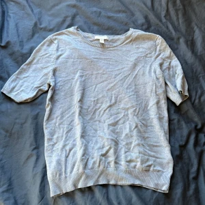 Ljusblå tunn stickad tröja H&M S - En tunn stickad T-shirt från hm. Ljusblå, storlek S. Säljer pga att den inte används längre. Skriv om ni vill ha bild på hur den sitter på! Pris kan diskuteras.