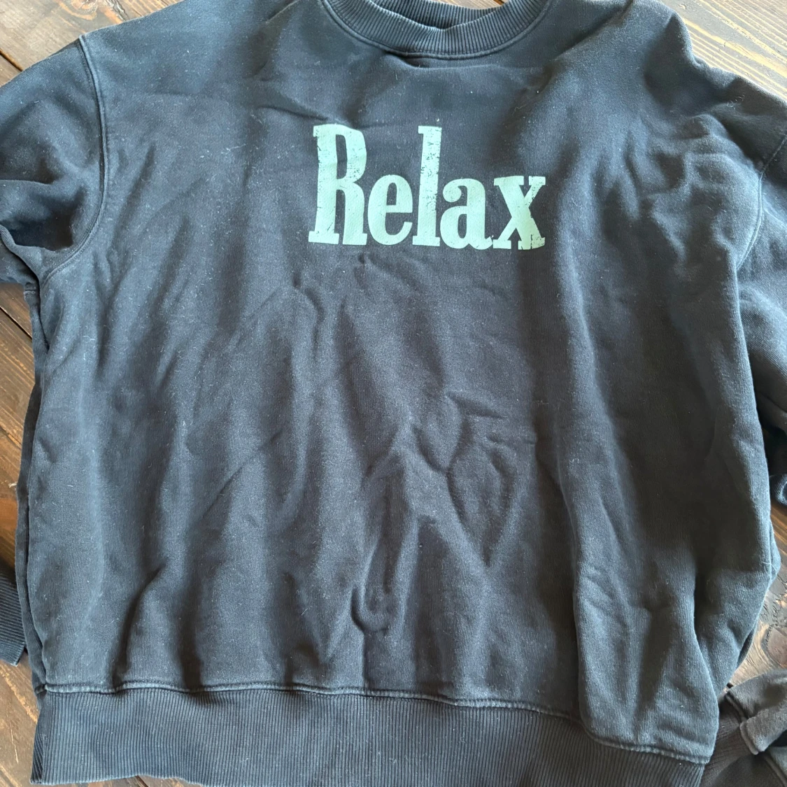 Svart sweatshirt Relax från Vailent