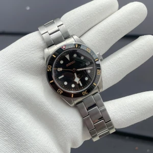 Seiko ”Black bay 58” Mod - beställ denna snygga Seiko ”Black bay 58” modden! Snabb Leverans! Ta chansen innan den blir såld! Om klockan: 39mm, rostfritt stål, nh35 automatisk urverk, datumvisare.