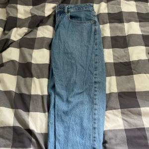 Blå raka jeans från Vaillent M - Säljer ett par klassiska blå jeans från Vaillent i storlek M. Jeansen har rak passform, fem fickor och normal midja. Tillverkade i tåligt denimtyg med snygga kontrastsömmar. Perfekta för en avslappnad och tidlös look.