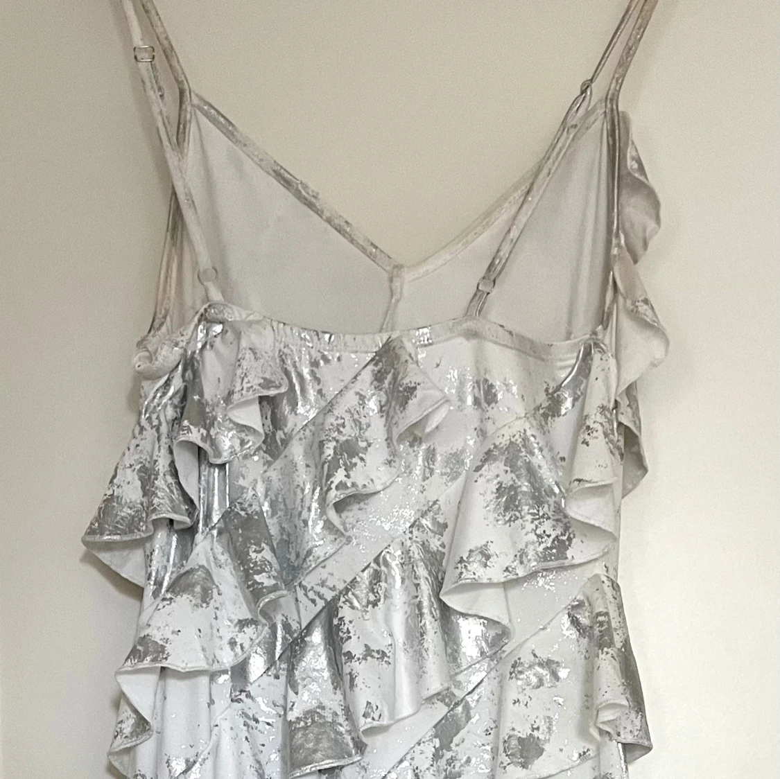 Glittrig silvervit volangklänning - 1