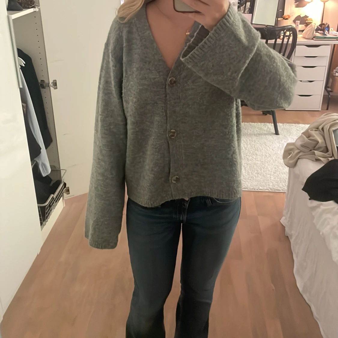 Grå stickad kofta med knappar - 1