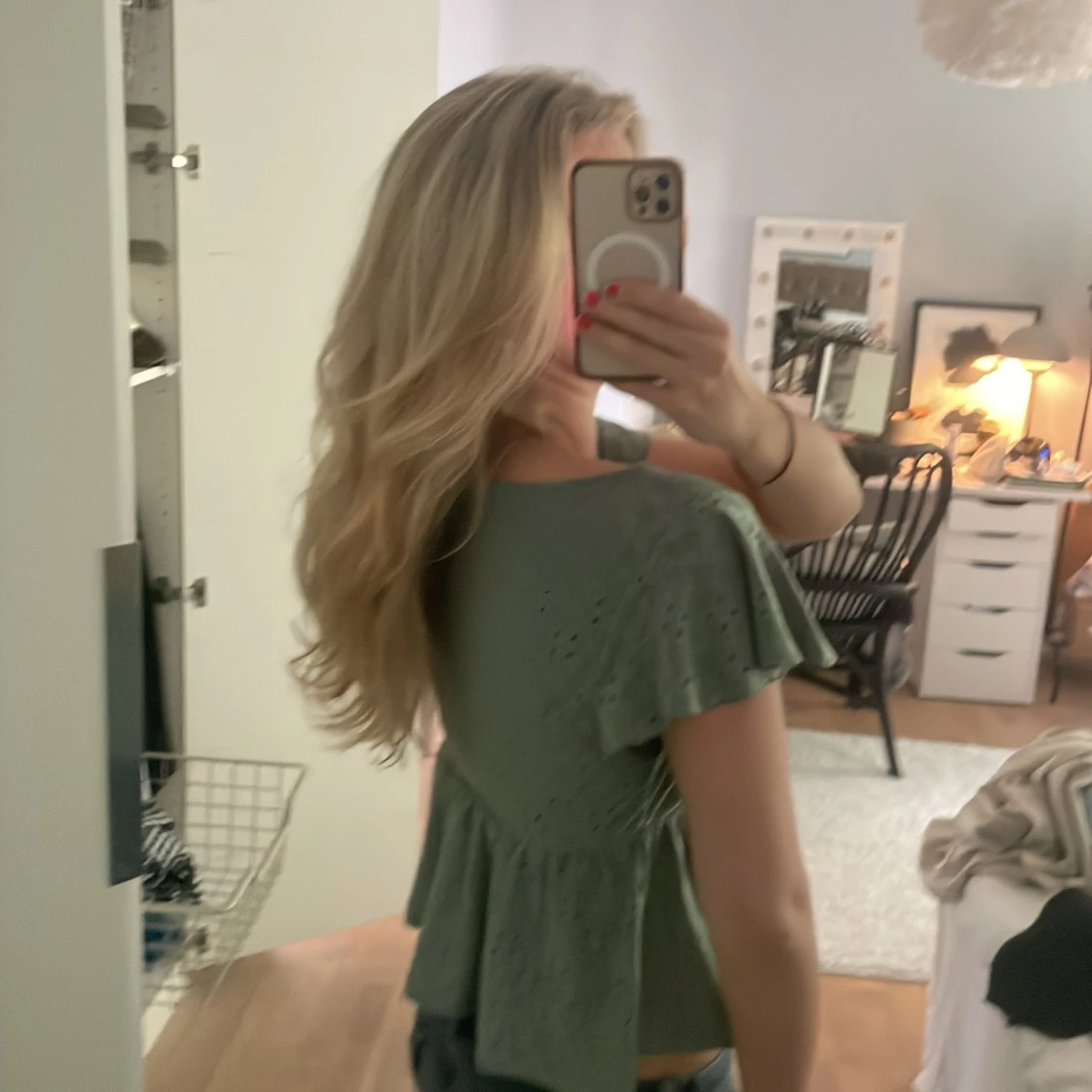 Grön blus med v-ringning och volang - 1