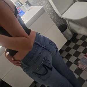 Lågmidjade jeans  - Snygga lågmidjade jeans!! Avklippta för att passa någon runt 160🩷Står ingen storlek men passar mig med xs-xxs! | Midjemåttet: 36 cm | Innerbenslängden: 77 cm