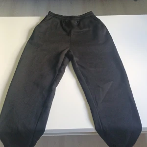 Svarta mjukisbyxor strl M - Svarta mjukisbyxor som jag säljer för att de har aldrig kommit till användning.