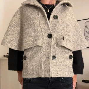 Poncho jacka - Jättesnygg poncho jacka med trekvartsärm köpt från Lise UF, men egentligen från Clockhouse! Motsvarar storlek XS/S och är väldigt sparsamt använd så i mycket bra skick🥰🥰 Pris går att diskutera!!😚 