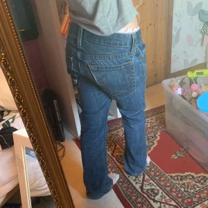 True Religion blå bootcut jeans 30 - true religion jeans. raka i passformen. har hål i båda fickorna och slitna längst ner på byxbenen. annars i fint skick, kan sänka priset!