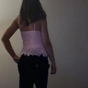 Svarta velourbyxor Juicy Couture XS - Säljer ett par svarta velourbyxor från Juicy Couture i storlek XS. Byxorna har bootcut-modell, snörning i midjan och två fickor med dragkedja bak. Mjuka och sköna med klassisk Juicy-vibe.