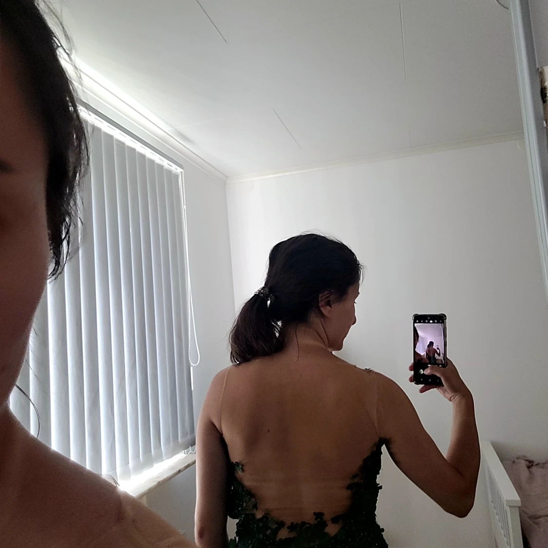 Grön långklänning med 3D-blommor - 3