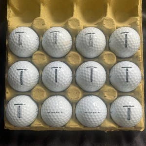 Tour Soft bollar dussin A klass  - Snygga och fräscha Titleist Tour Soft golfbollar, perfekta för dig som vill ta ditt golfspel till nästa nivå. Passar både nybörjare och erfarna spelare som vill ha känsla och kontroll på banan. Säljs i praktisk förpackning om 12 bollar.
