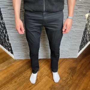 Svarta jeans från Tiger of Sweden - Tiger of sweden jeans  Storlek  W31  Längd: 103 cm  Bredd: 40 cm