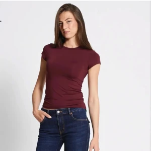 Vinröd tight t-shirt - Vinröd t-shirt ifrån Lager157. Använd 1-2 gånger💕