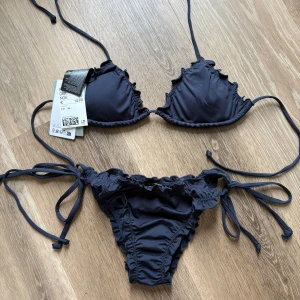 Mörkblå bikini med volangdetaljer - Bikini från H&M! Aldrig använd💕