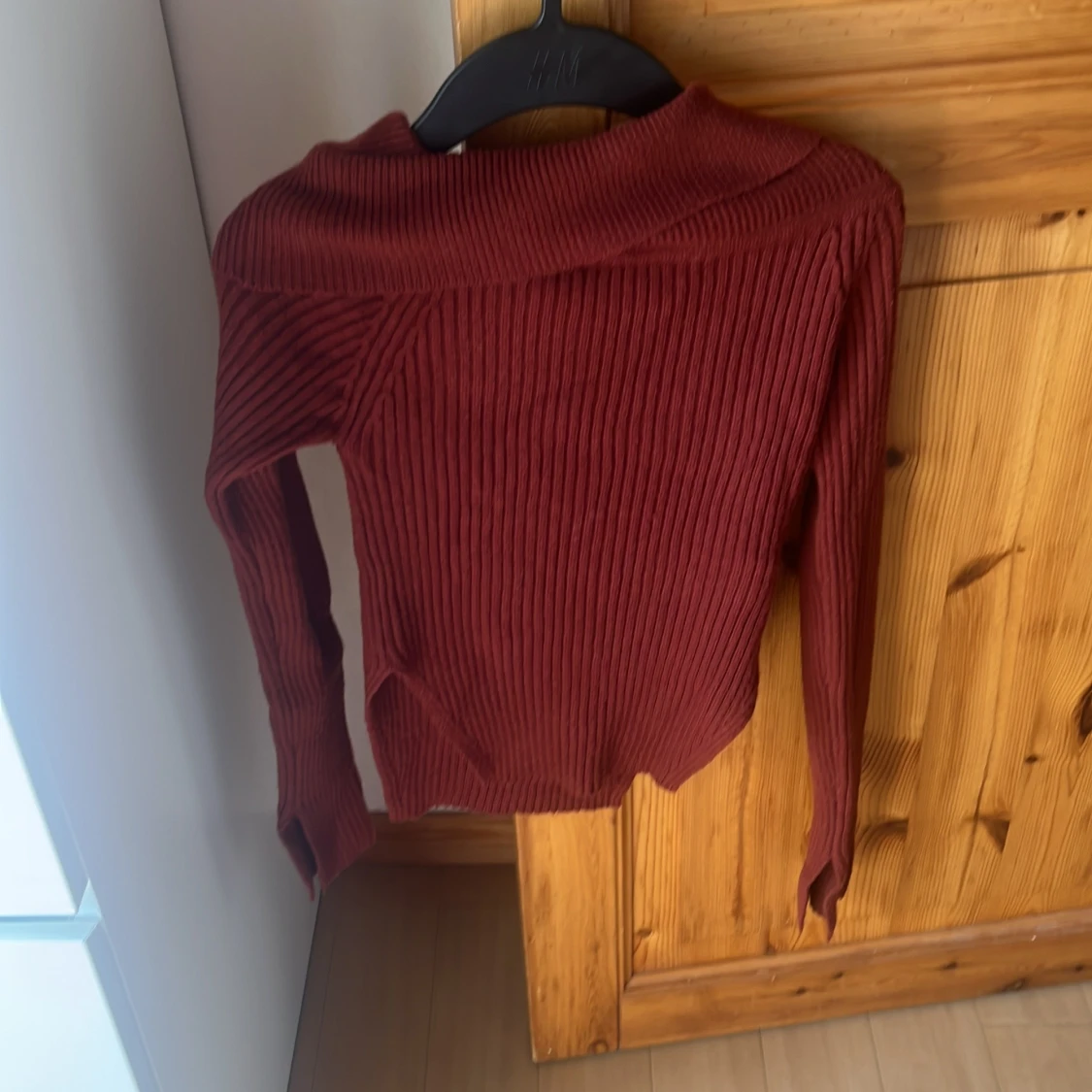 Mörkröd ribbad stickad tröja H&M