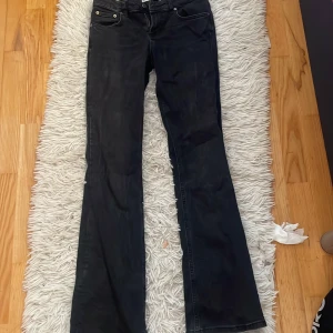 Svarta bootcut jeans från Zara, stl 36 - Svarta bootcut  jeans från Zara i storlek 36, Väldigt snygga på men tyvärr för korta för mig❤️❤️