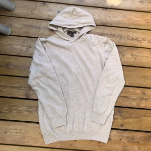 Oscar Jacobson Pascal Hoodie  - Snygg Hoodie från Oscar Jacobson. Storlek S, men upplevs mer som en XS då den är något kort i längden och armarna för en storlek S. Nypris 1500 kronor. 90% ull, 10% Kashmir.