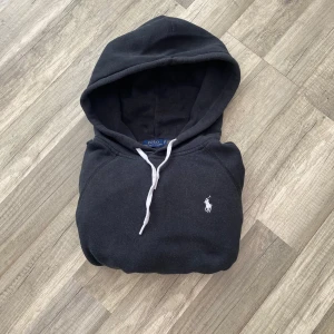 Ralph lauren hoodie  - Tja säljer nu denna feta Ralph lauren hoodien, mycket bra skick på den, Sitter som XS. Tveka inte att höra av dig för minsta fundering!