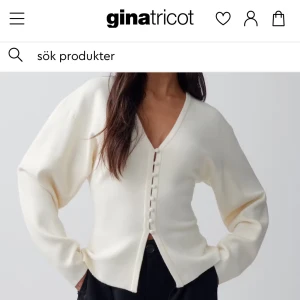 Vit kofta med v-ringning från Gina Tricot - Snygg vit kofta från Gina Tricot med v-ringad hals och dekorativa knappar framtill. Koftan har lång ärm och är tillverkad i ett mjukt, stickat material. Perfekt att slänga över en topp för en clean och stilren look.