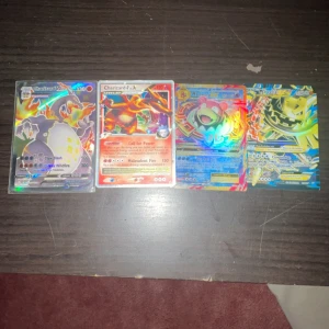 Pokémonkort - Charizard, Slowbro EX, Steelix EX - Samling av fyra coola Pokémonkort med häftiga holografiska effekter! Perfekt för dig som älskar Pokémon och vill utöka din samling med Charizard, Slowbro EX och Steelix EX. Passar både samlare och spelare som vill ha något unikt. 
