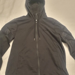Hoodie Boss - Hoodie från Boss.  Se mått på bilder. Se gärna mina andra annonser och skapa bundels.